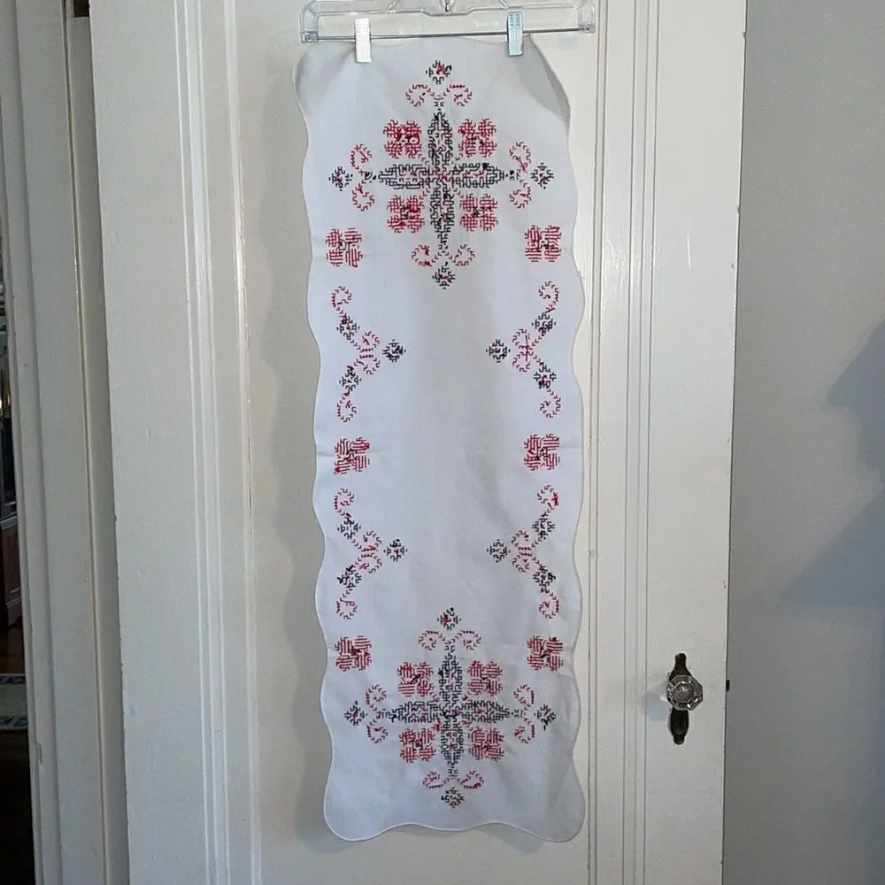 Vtg‎ white table runner with black & red embroidery - Picture 5 of 5